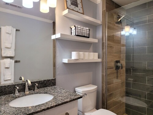 2nd Street Retreat: Private Cottage in Downtown Bentonville