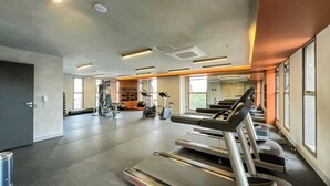 Ein Fitnessstudio mit Laufbändern, Fitbällen und Krafttrainingsgeräten.