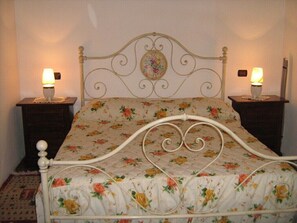 2 Schlafzimmer, Schreibtisch, Bügeleisen/Bügelbrett, Reisekinderbett