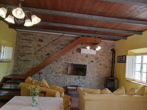 Smart-TV, Kamin, DVD-Player, Bücher