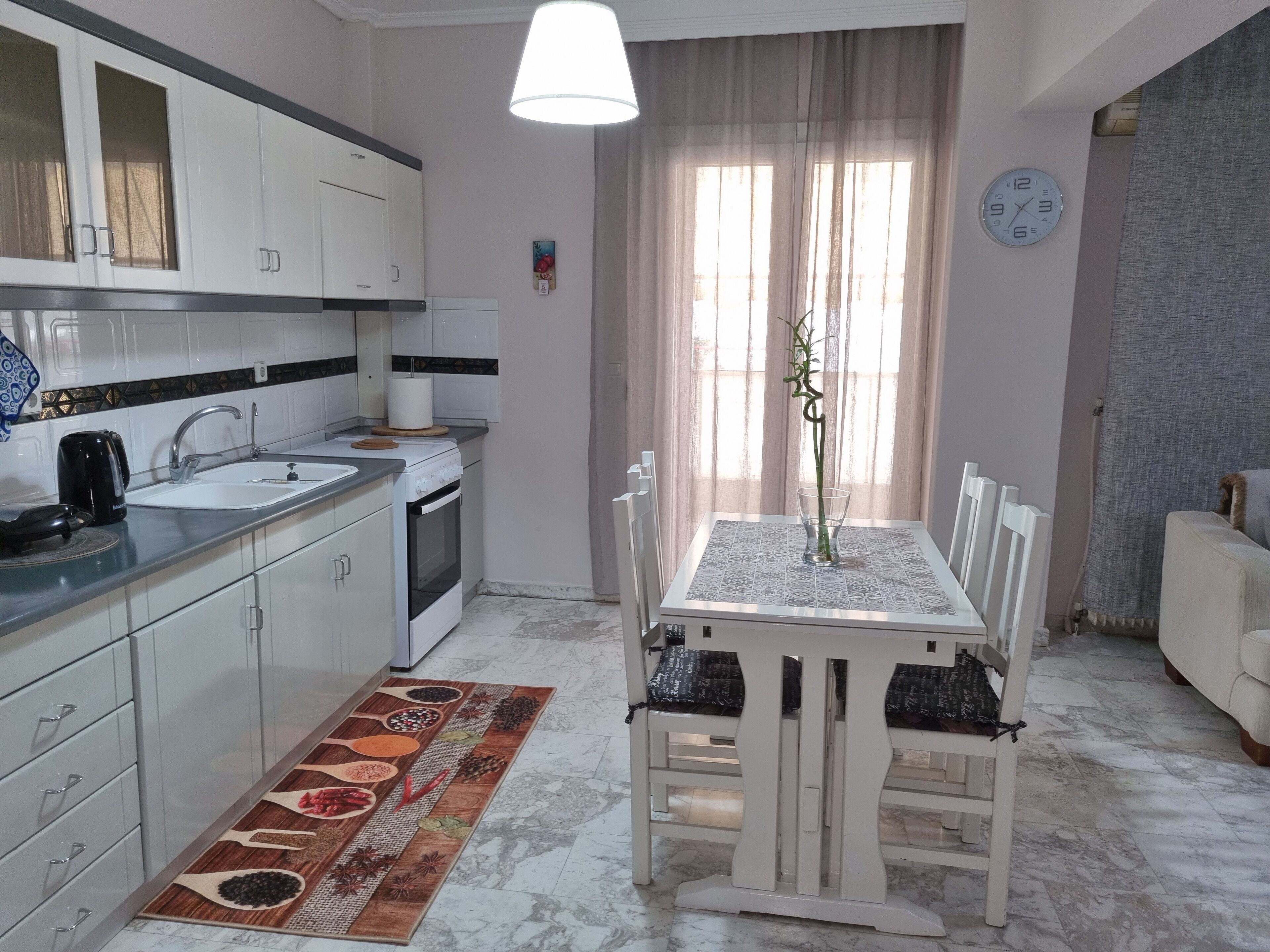 Kylskåp, ugn, spishäll och vattenkokare