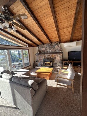 Fernseher, DVD-Player, Bücher