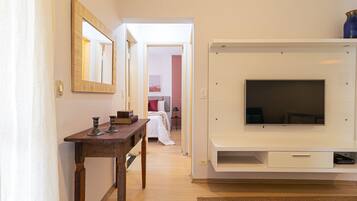 2 quartos, ferros/tábuas de passar roupa, acesso à internet