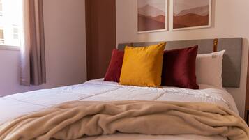 2 quartos, ferros/tábuas de passar roupa, acesso à internet