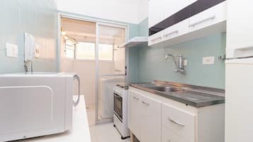 Fridge, microwave, oven, coffee/tea maker