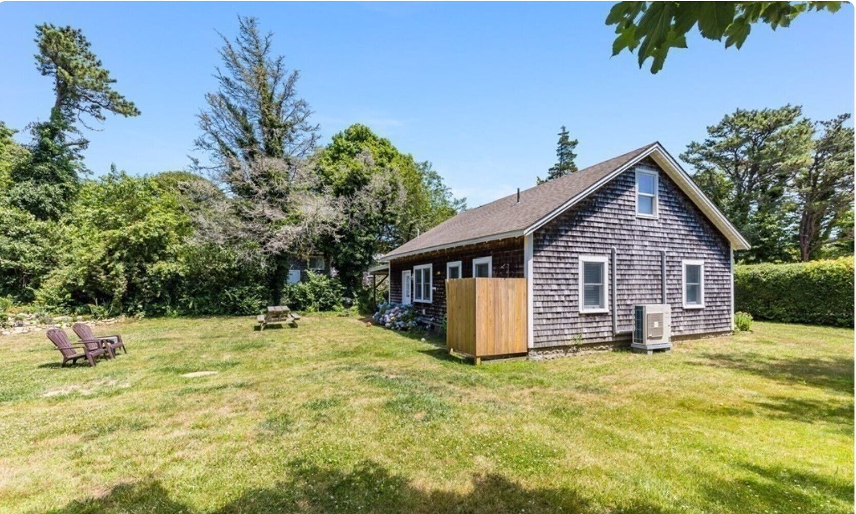 Newly renovated 2 bedroom cottage - walk to beach