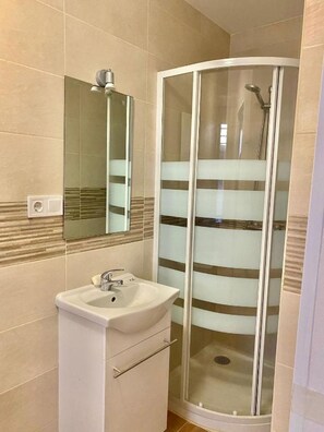 Séchoir à cheveux, serviettes fournies, savon, papier de toilette