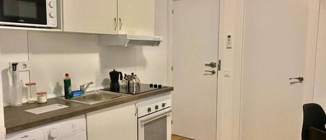 Fridge, coffee/tea maker, electric kettle, blender