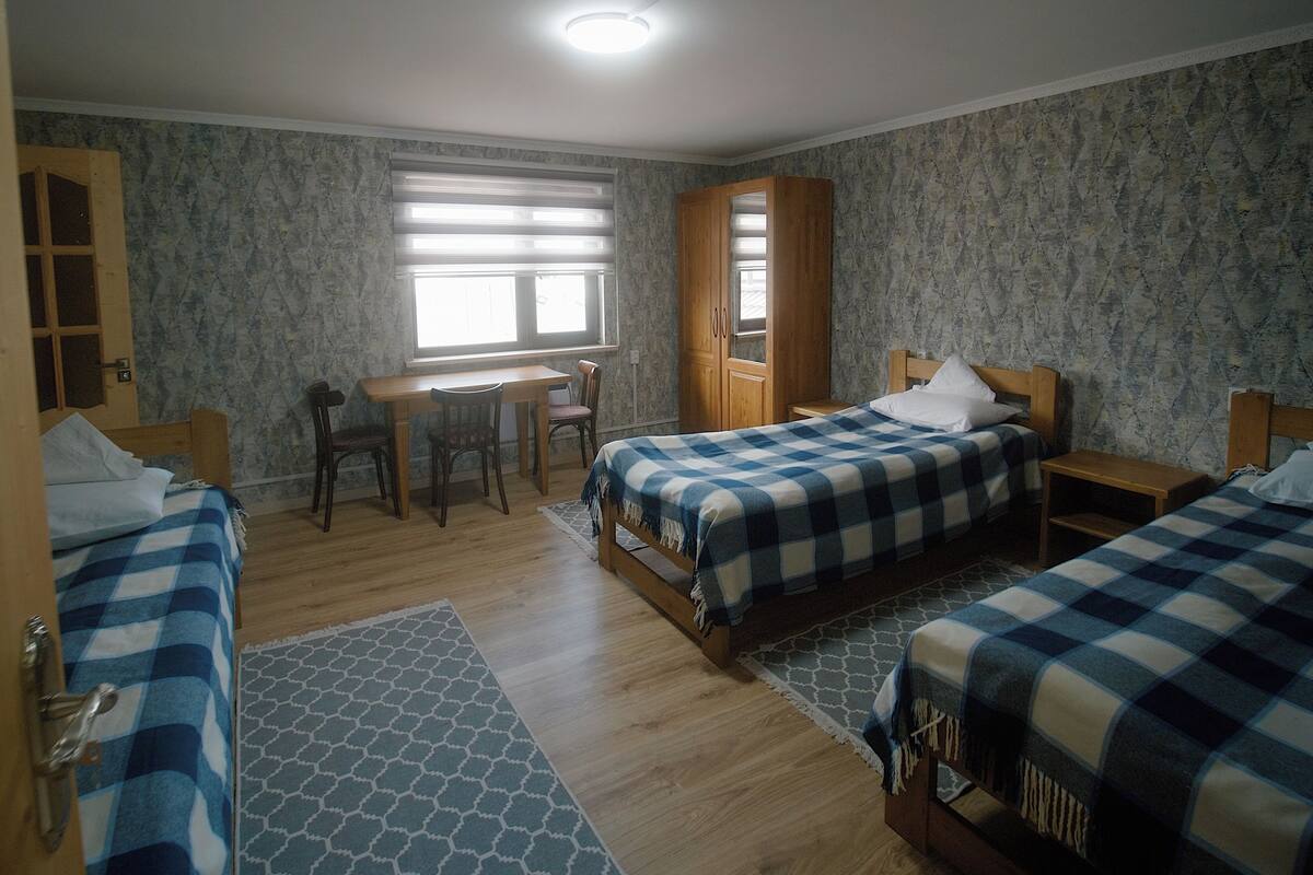 Habitación triple clásica, baño privado | Escritorio y espacio para trabajar con laptop
