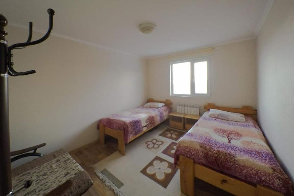 Habitación básica con 2 camas individuales, baño compartido | Escritorio y espacio para trabajar con laptop