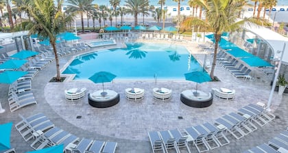 Clearwater Beach prime location with private access to beach