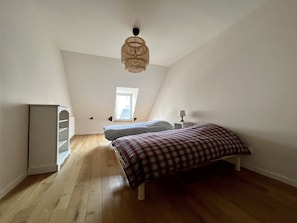 3 bedrooms, iron/ironing board, bed sheets
