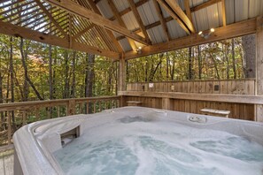 Luxury Cabin, 2 Bedrooms, Hot Tub | Terrace/patio