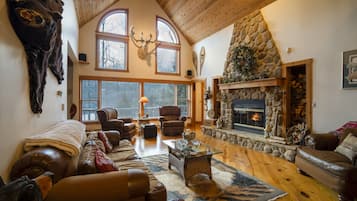 Luxury Cabin, 4 Bedrooms, Fireplace, Lake View
