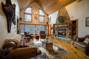 Luxury Cabin, 4 Bedrooms, Fireplace, Lake View | Premium bedding, pillowtop beds, individually decorated
