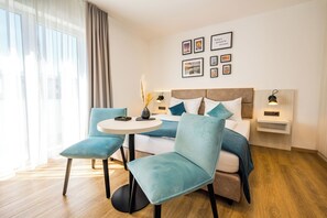 华丽双人房 | 高档床上用品、客房内保险箱、办公桌、遮光窗帘