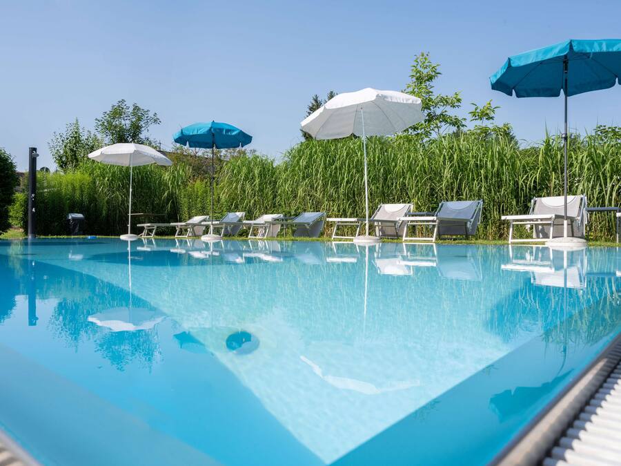 Una piscina al aire libre de temporada