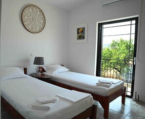 2 bedrooms, iron/ironing board, free WiFi - Cozy Home in Eretria (Eretria)