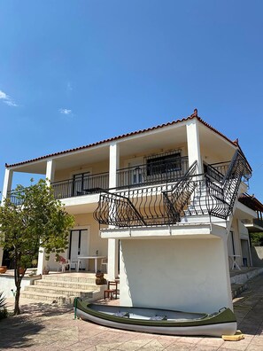Front of property - Cozy Home in Eretria (Eretria)