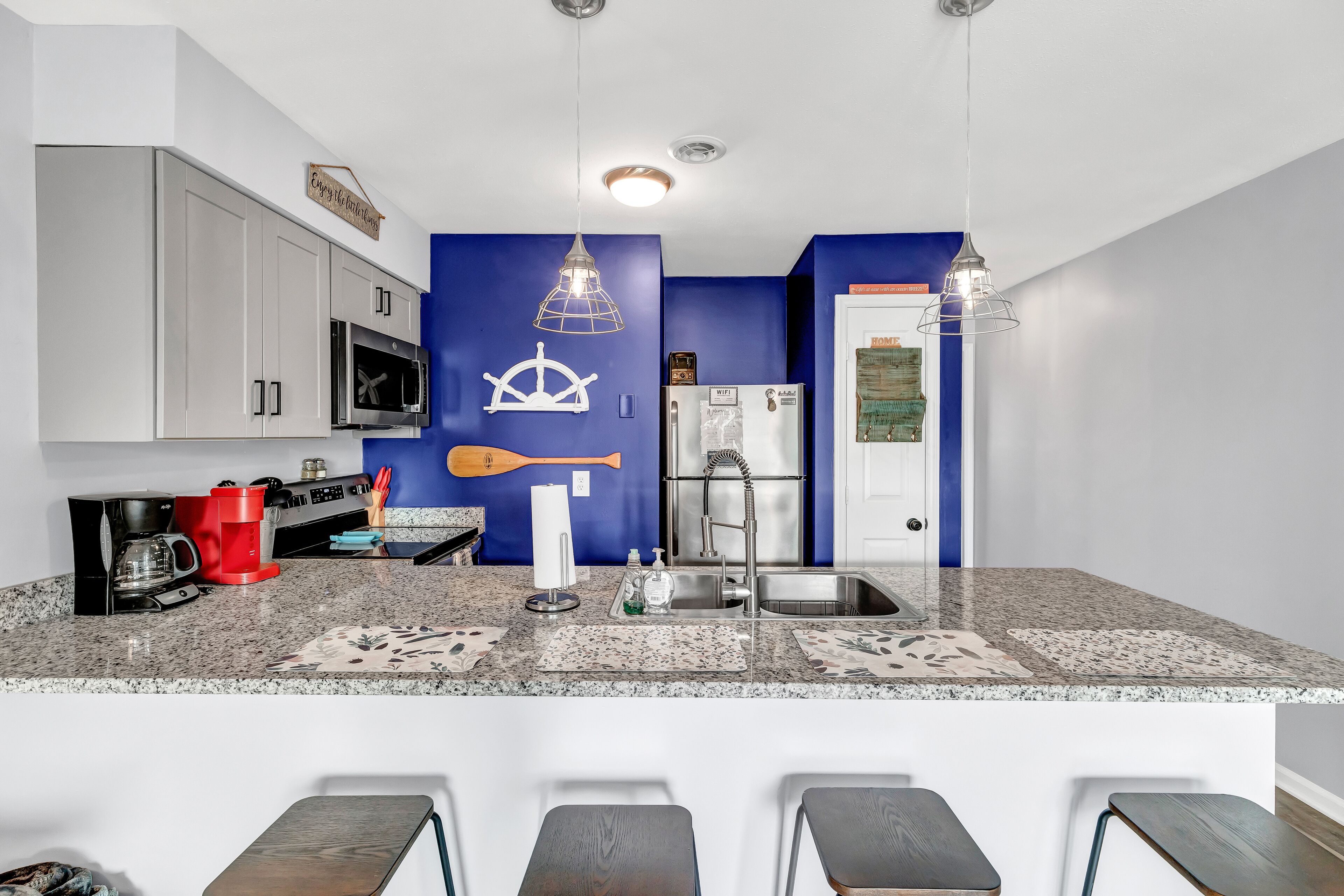 Réfrigérateur, micro-ondes, plaque de cuisson, lave-vaisselle