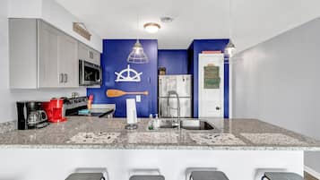 Réfrigérateur, micro-ondes, plaque de cuisson, lave-vaisselle