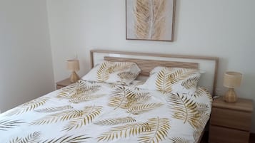 1 slaapkamer, een strijkplank/strijkijzer, reisbedje, gratis wifi