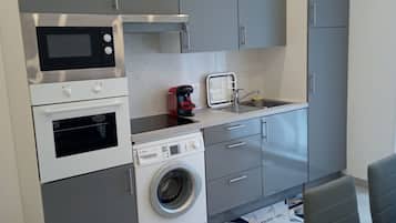 Een koelkast, een microgolfoven, een oven, een kookplaat