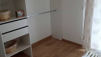1 dormitori, planxa i posts de planxar i un bressol de viatge