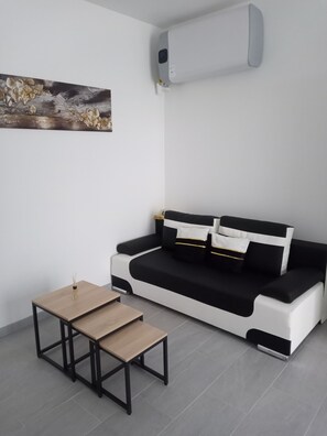 TV - Apartment with garden and freestanding pool (PUYOO)
