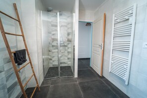 Dusche, Haartrockner, Handtücher, Shampoo