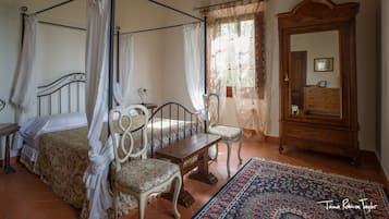 4 bedrooms, desk, iron/ironing board, travel cot