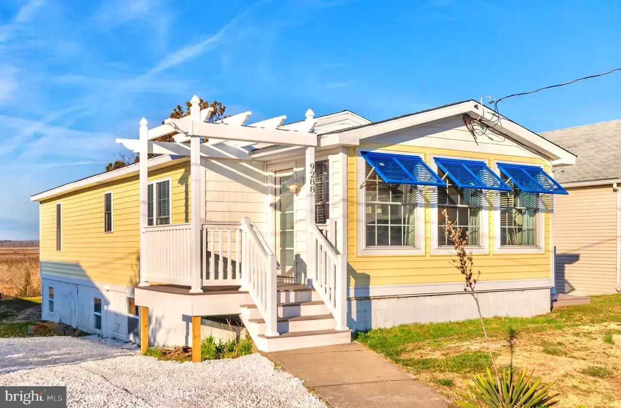 Family Friendly Modern Cottage with Large Deck Steps From Beach