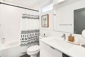 Tina, secadora de cabello, toallas 