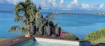 Villa design sur mer avec vue panoramique , calme.