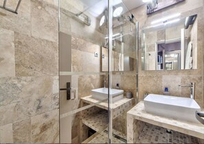 Dusche, Haartrockner, Handtücher, Seife