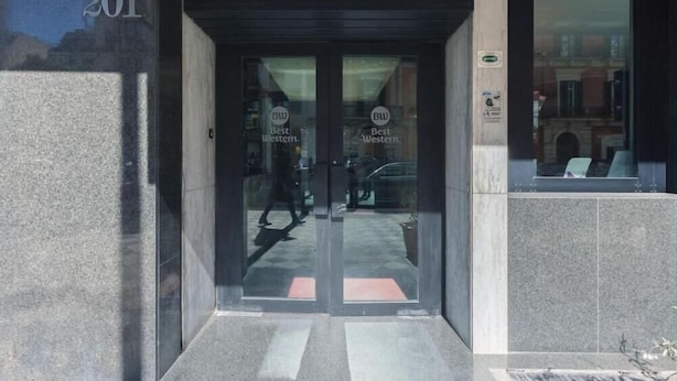 A building entrance with glass doors, a number "201" on the wall, and a sign reading "Best Western." - Hotel Executive Business (Bari)