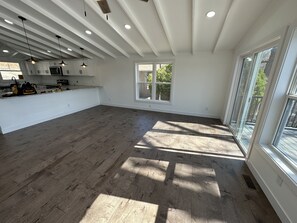 Microondas, lavavajillas, tetera/pava eléctrica, utensilios de cocina