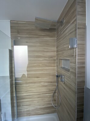 Hair dryer, towels, soap, shampoo - Neubau, Schön Sauber Eingerichte 2 Zimmerwohung (Taunusstein)