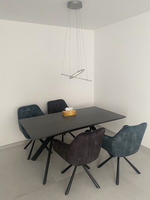 Dining - Neubau, Schön Sauber Eingerichte 2 Zimmerwohung (Taunusstein)