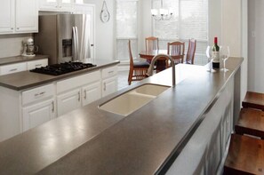 Microondas, horno, parrilla de estufa y lavavajillas 