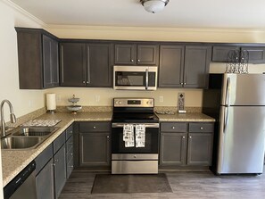 冷蔵庫、電子レンジ、オーブン、コンロ