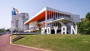 Een modern gebouw met de tekst 'ROYAN' opvallend in het zicht.