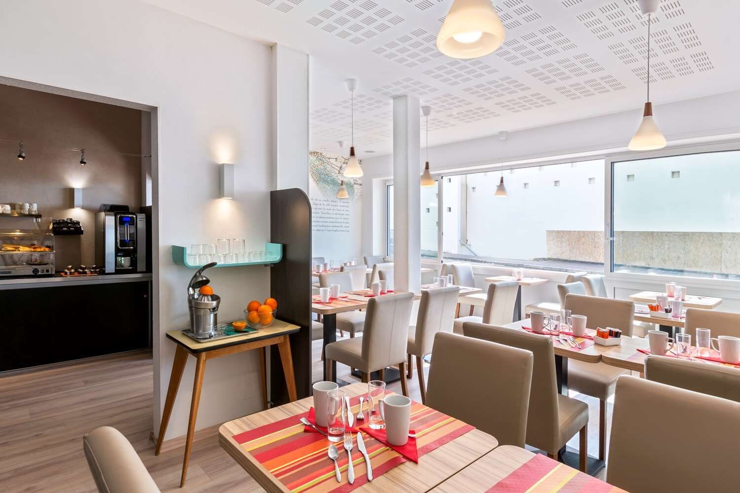 Un restaurante moderno con zona de bar, mesas y sillas.