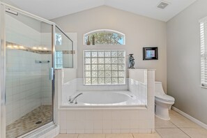 Combined shower/bathtub, hair dryer, towels - Orlando Villa near Disney - 4BR, 3BA, Private Pool, Spa and Game Room (Davenport)