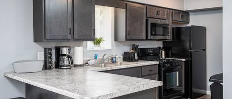 Frigorifero, microonde, forno, piano cottura