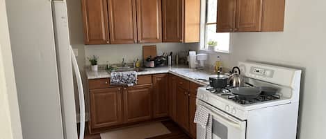 Refrigerador con congelador, horno y utensilios de cocina