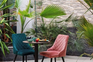 Outdoor dining - Best Western Hotel & SPA Pau Lescar Aeroport (Lescar)