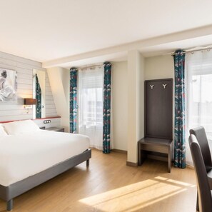 A hotel room with a bed, a chair, a desk, a mirror, and a window with curtains. - Best Western Hotel & SPA Pau Lescar Aeroport (Lescar)