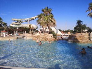Una piscina al aire libre, una piscina climatizada