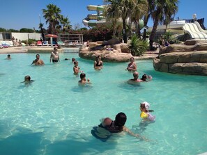 Una piscina al aire libre, una piscina climatizada